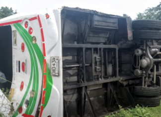 Bus escolar terminó volcado