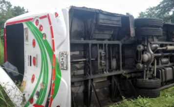 Bus escolar terminó volcado y dejó más de 20 estudiantes heridos Bus escolar terminó volcado