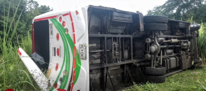 Bus escolar terminó volcado